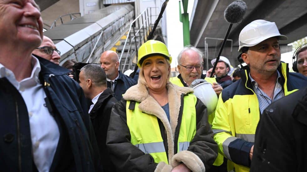 Marine Le Pen, con casco y chaleco, en un acto de campaña electoral