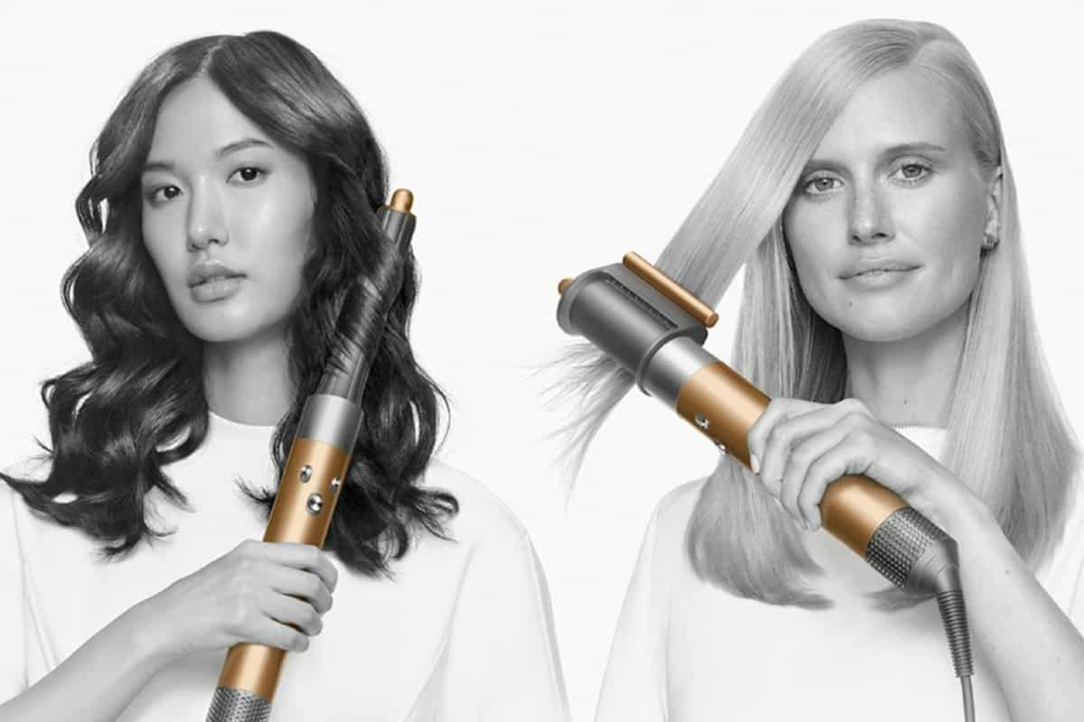 Dos mujeres con el pelo largo y usando la Dyson Airwrap