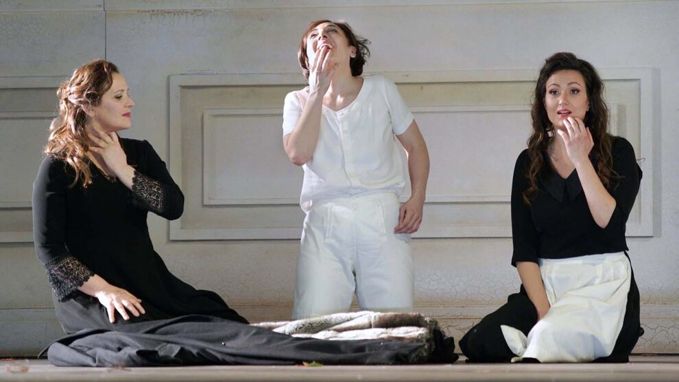  María José Moreno (La condesa de Almaviva), Rachel Wilson (Cherubino) y Julie Fuchs (Susanna)