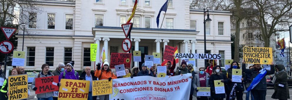 Manifestantes ante la Embajada de España en Londres.