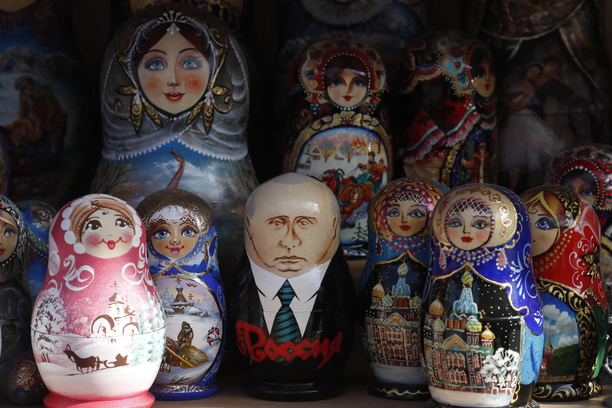 Una matrioshka con la imagen de Putin, rodeada de otras tradicionales