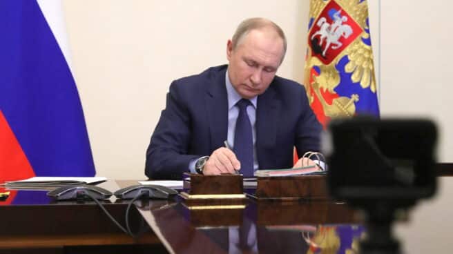 Vladimir Putin en el banquillo El presidente ruso, Vladimir Putin, en una teleconferencia