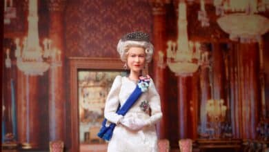 Isabel II se convierte en Barbie