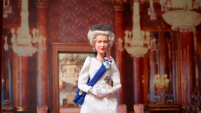 Isabel II se convierte en Barbie
