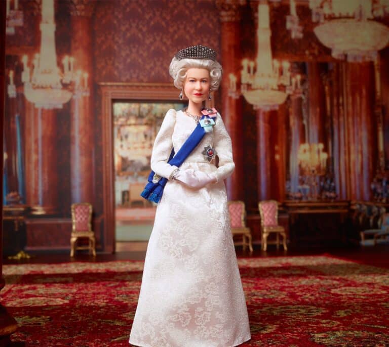 Isabel II se convierte en Barbie