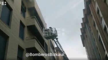 Un hombre es rescatado del balcón y hospitalizado por un incendio en Ugao-Miraballes (Vizcaya)