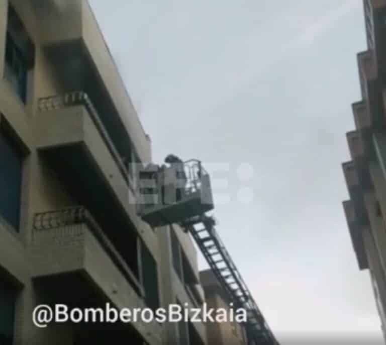 Un hombre es rescatado del balcón y hospitalizado por un incendio en Ugao-Miraballes (Vizcaya)