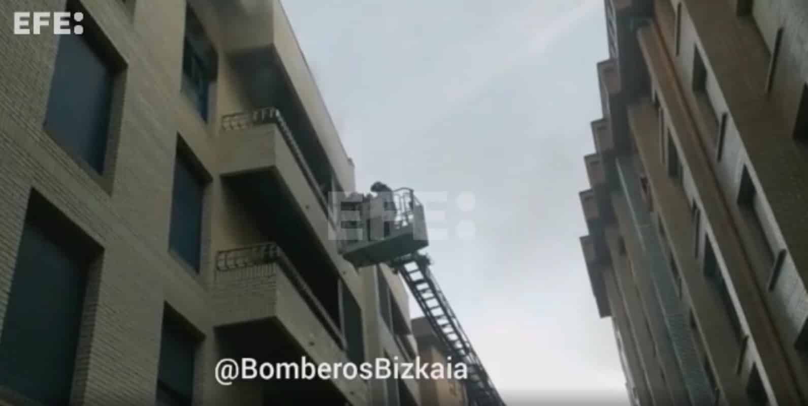 Un hombre es rescatado del balcón y hospitalizado por un incendio en Ugao-Miraballes (Vizcaya)
