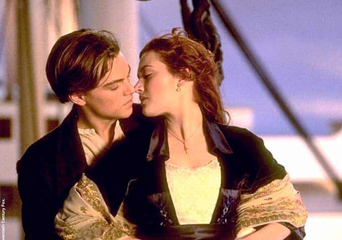 Escena de la película Titanic en la que se ve a los protagonistas, Jack y Rose, dándose un romántico beso en la proa del Titanic