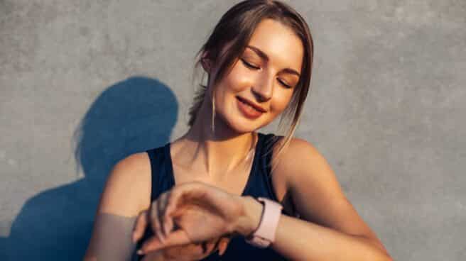 Un gran descuento en este reloj inteligente de amazon Chica mirando su reloj inteligente