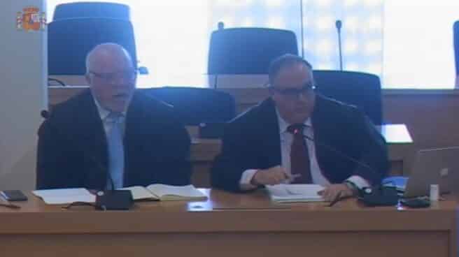José Manuel Villarejo y su abogado, Antonio García Cabrera, durante el juicio que se celebra contra el comisario en la Audiencia Nacional