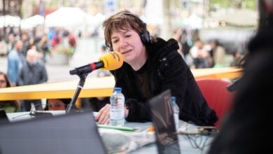 La dueña de TV3 'mima' con otro contrato a la polemista que quemó la Constitución en un plató