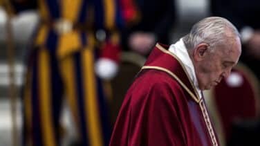 Los problemas de rodilla impiden al Papa postrarse en la basílica de San Pedro