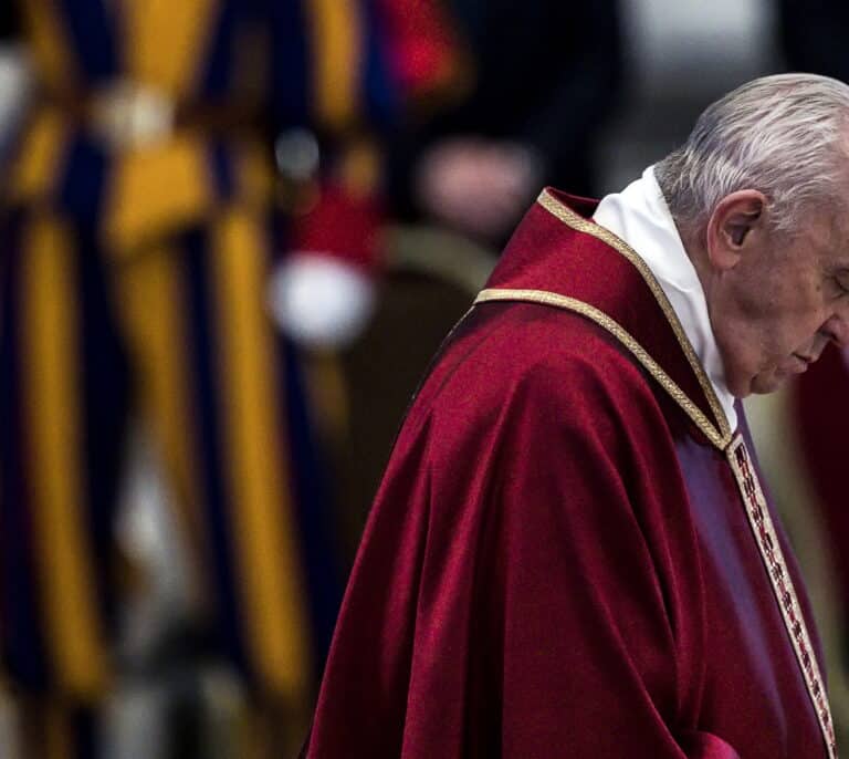 Los problemas de rodilla impiden al Papa postrarse en la basílica de San Pedro