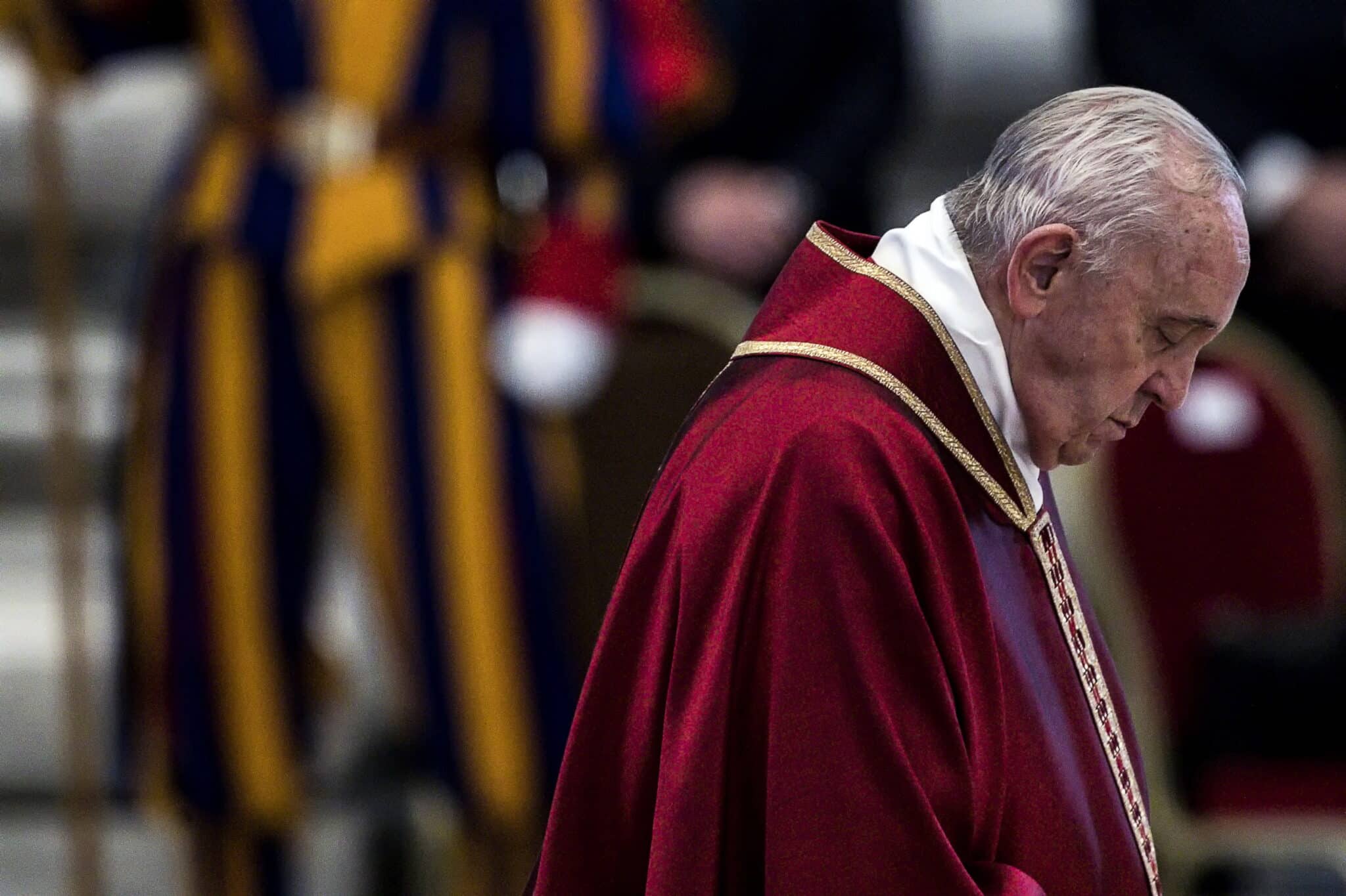 Los problemas de rodilla impiden al Papa postrarse en la basílica de San Pedro