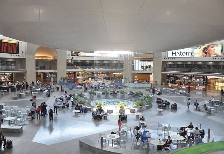 Desalojan el principal aeropuerto de Israel porque una familia americana intentó llevarse una bomba como souvenir