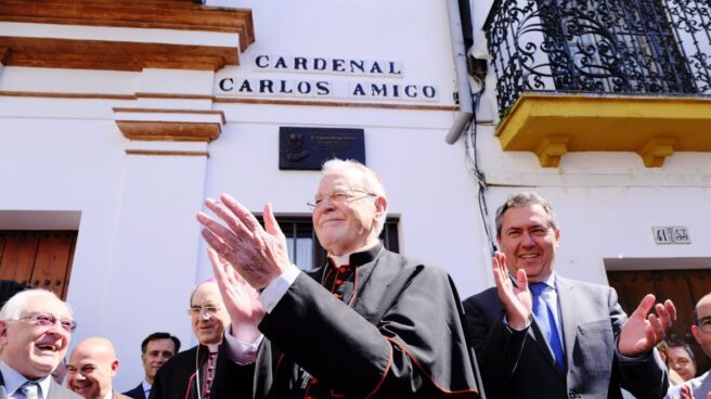 El cardenal Carlos Amigo, en su calle de Sevilla.