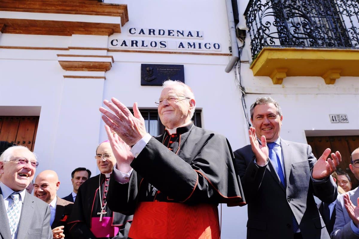 El cardenal Carlos Amigo, en su calle de Sevilla.