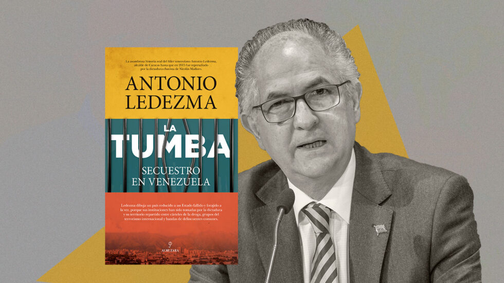 Imagen Antonio Ledezma con su libro La Tumba