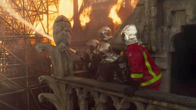 Annaud: "El incendio de Nôtre Dame se percibió como el final de la civilización occidental" Fotograma de la película 'Arde Notre Dame'