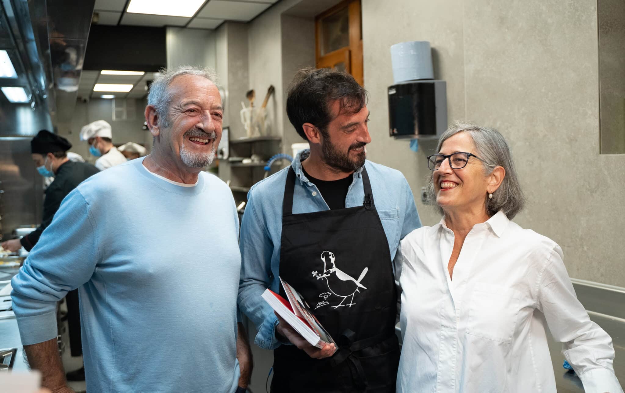 Karlos Arguiñano, Joseba Arguiñano y su tía Eva Arguiñano en la cocina del restaurante familiar.