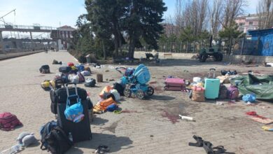 Al menos 50 muertos y 100 heridos tras el ataque ruso a una estación de tren con refugiados