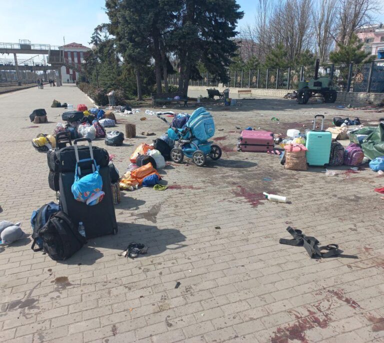 Al menos 50 muertos y 100 heridos tras el ataque ruso a una estación de tren con refugiados