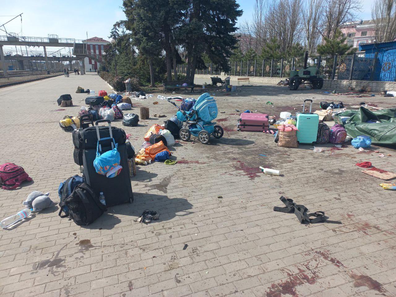 Al menos 50 muertos y 100 heridos tras el ataque ruso a una estación de tren con refugiados