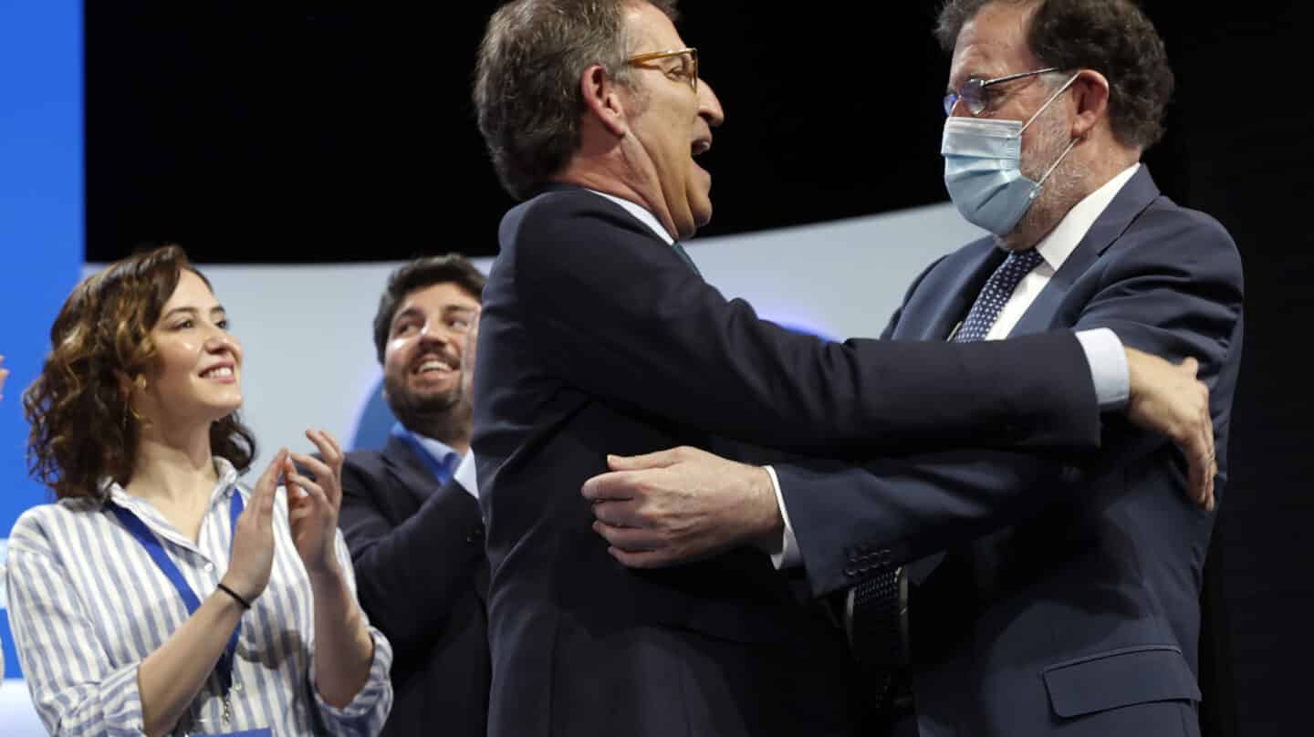 Feijóo y Rajoy se abrazan en presencia de Ayuso en el Congreso de Sevilla.