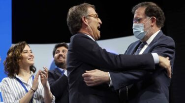 Feijóo sube sin moverse (o el paraguas de Rajoy)