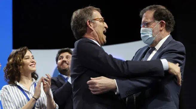 Feijóo sube sin moverse (o el paraguas de Rajoy)
