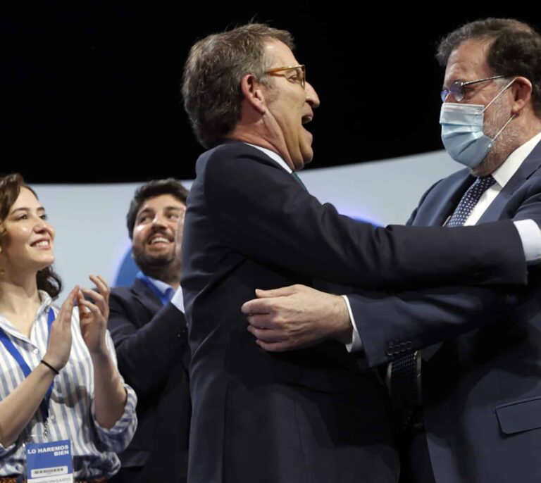 Feijóo sube sin moverse (o el paraguas de Rajoy)