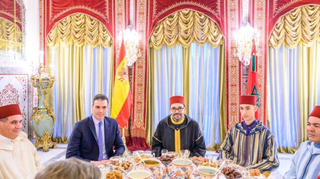 Pedro Sánchez y Mohamed VI, juntos durante el banquete de Iftar. Pedro Sánchez y Mohamed VI, juntos durante el banquete de Iftar.