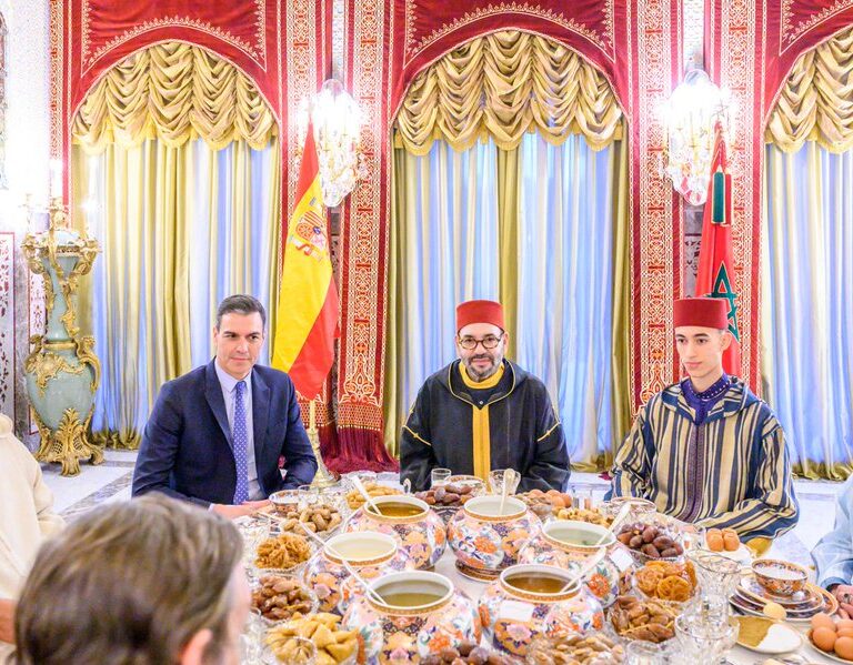 Polémica por la bandera de España en Marruecos: "Nadie de Moncloa fue capaz de ver que está boca abajo"