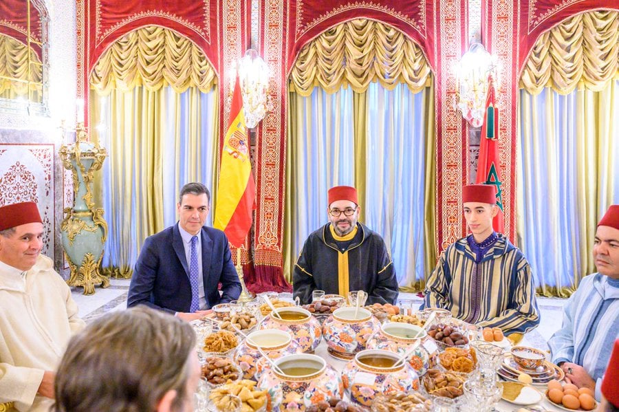 Pedro Sánchez y Mohamed VI, juntos durante el banquete de Iftar.