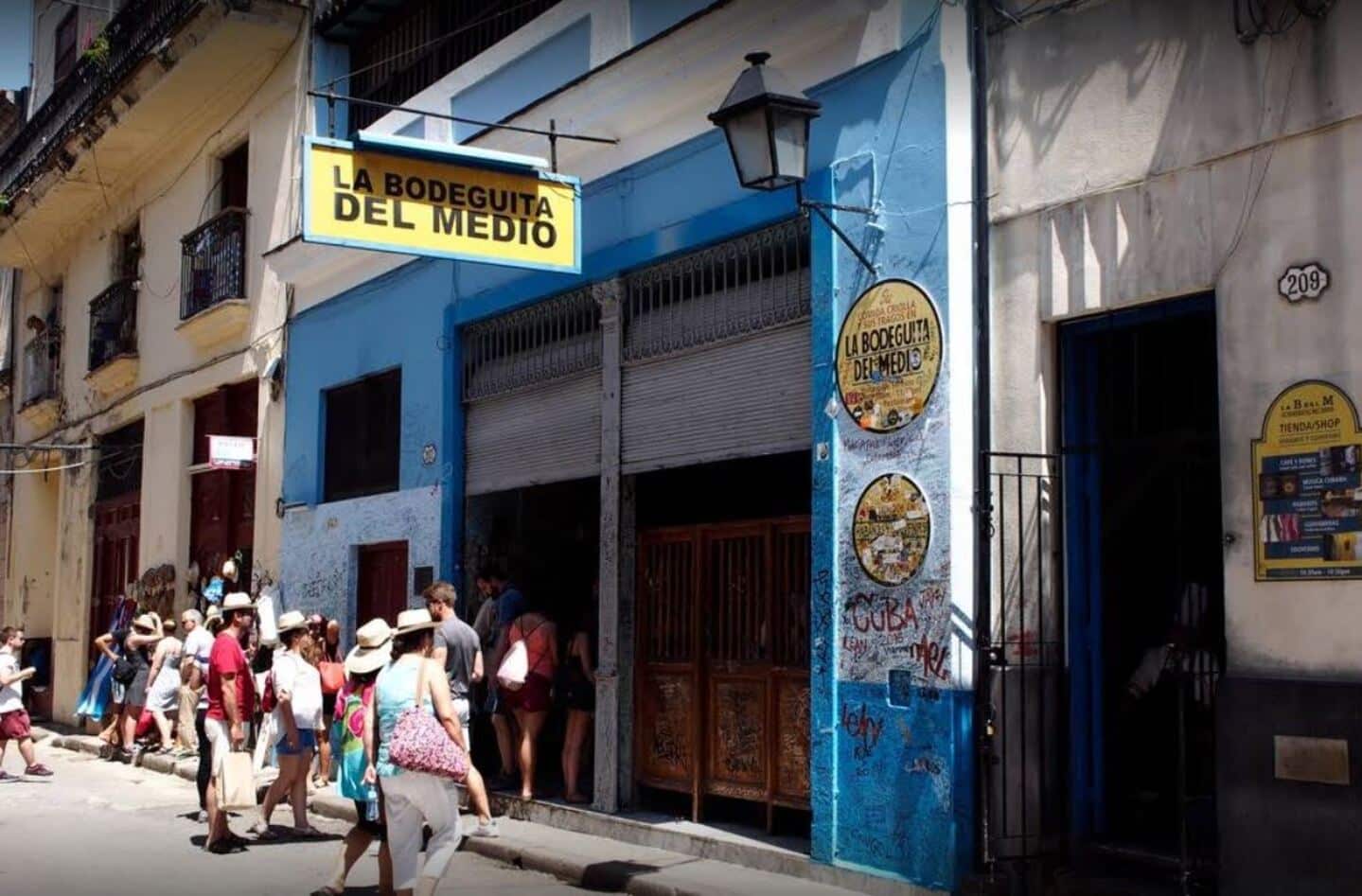 Fachada de 'La Bodeguita del Medio' en La Habana (Cuba)