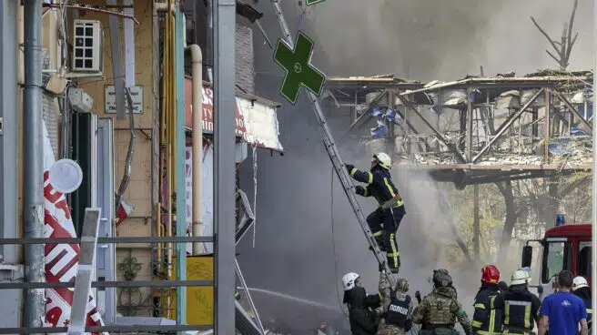 Cuatro trabajadores heridos tras el bombardeo que ha destruido la cocina del chef José Andrés en Járkov
