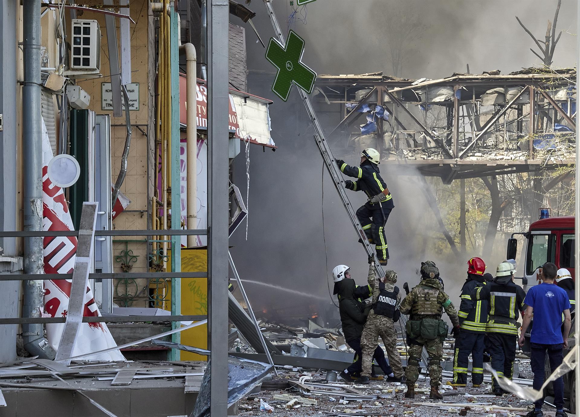 Los bomberos trabajan tras un bombardeo ruso en Járkov, este sábado.