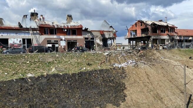 Edificios civiles destruidos tras el bombardeo en Leópolis (Ucrania)