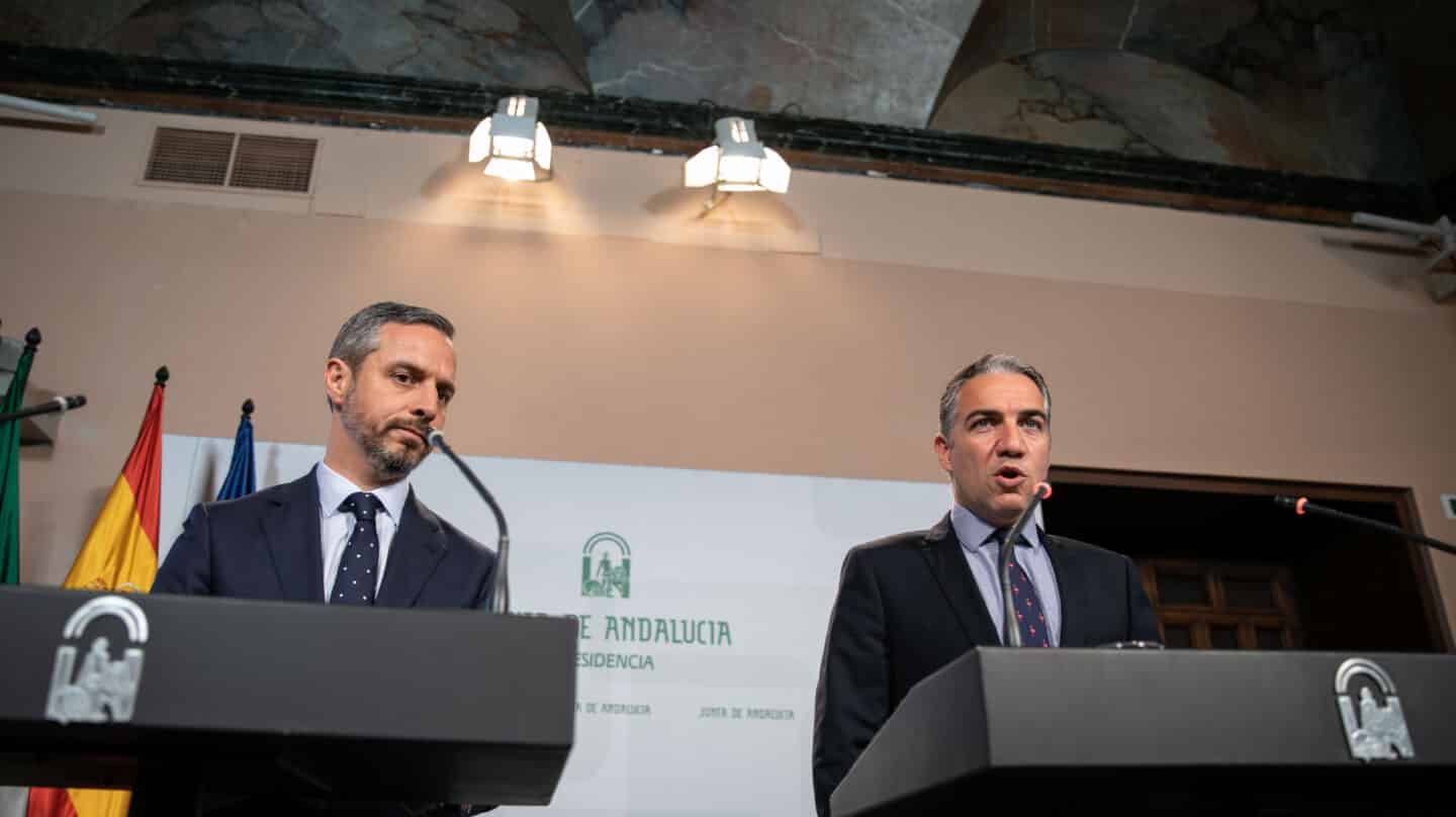 El vicesecretario de Economía del PP, Juan Bravo (i), y el coordinador general Elías Bendodo (d) en una rueda de prensa de Andalucía.