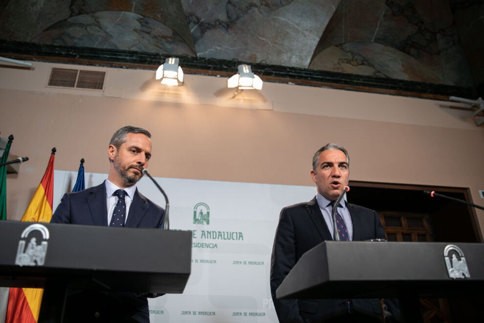 El vicesecretario de Economía del PP, Juan Bravo (i), y el coordinador general Elías Bendodo (d) en una rueda de prensa de Andalucía.