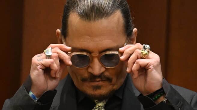 El actor estadounidense Johnny Depp testifica durante su juicio por difamación en el Tribunal de Circuito del Condado de Fairfax en Fairfax, Virginia