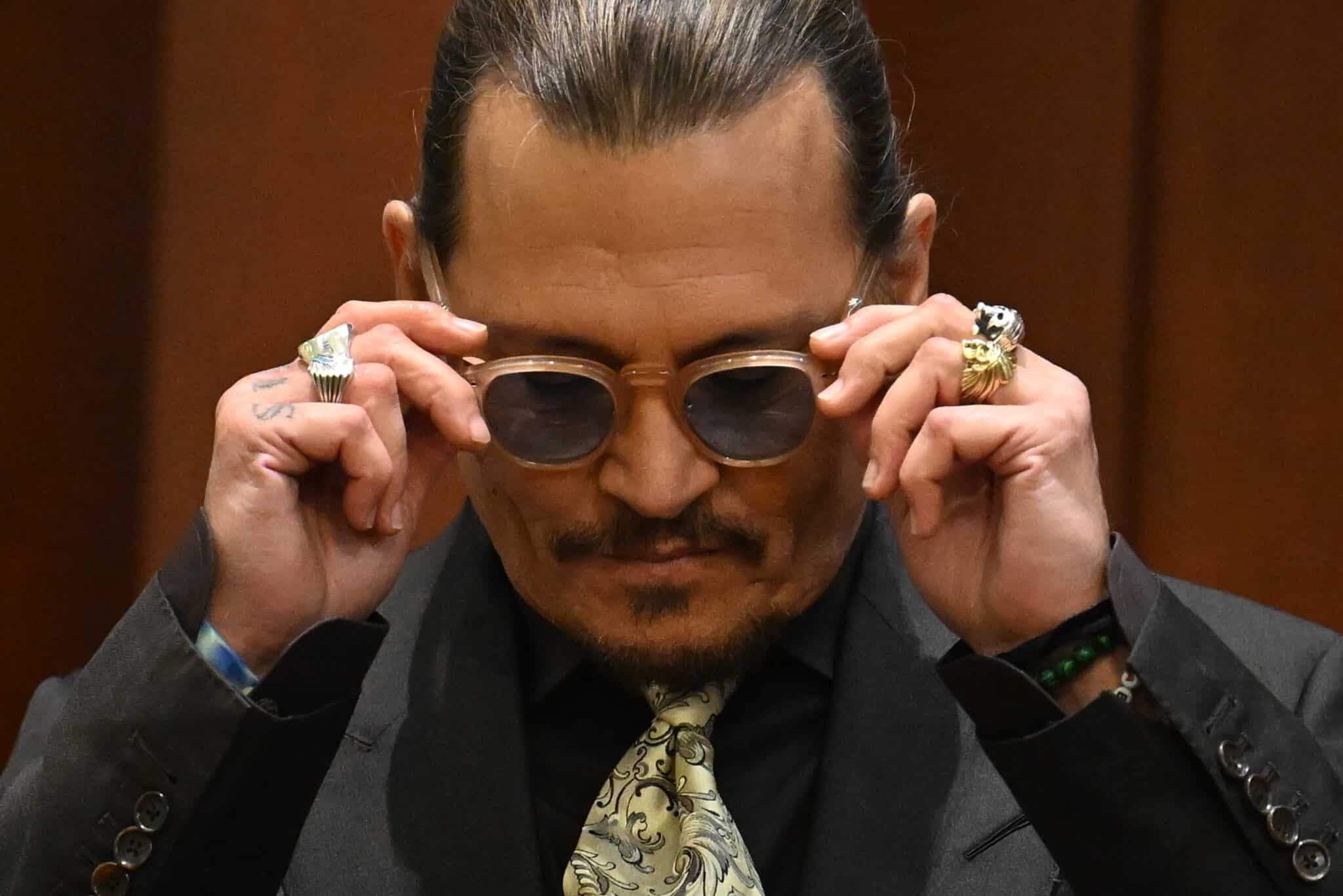 El actor estadounidense Johnny Depp testifica durante su juicio por difamación en el Tribunal de Circuito del Condado de Fairfax en Fairfax, Virginia