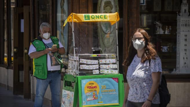 Un vendedor de cupones de la ONCE atiende su puesto en Sevilla.