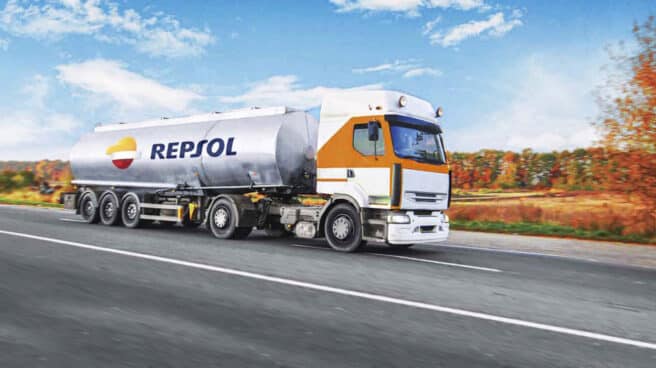 Un camión de Repsol en una carretera de España