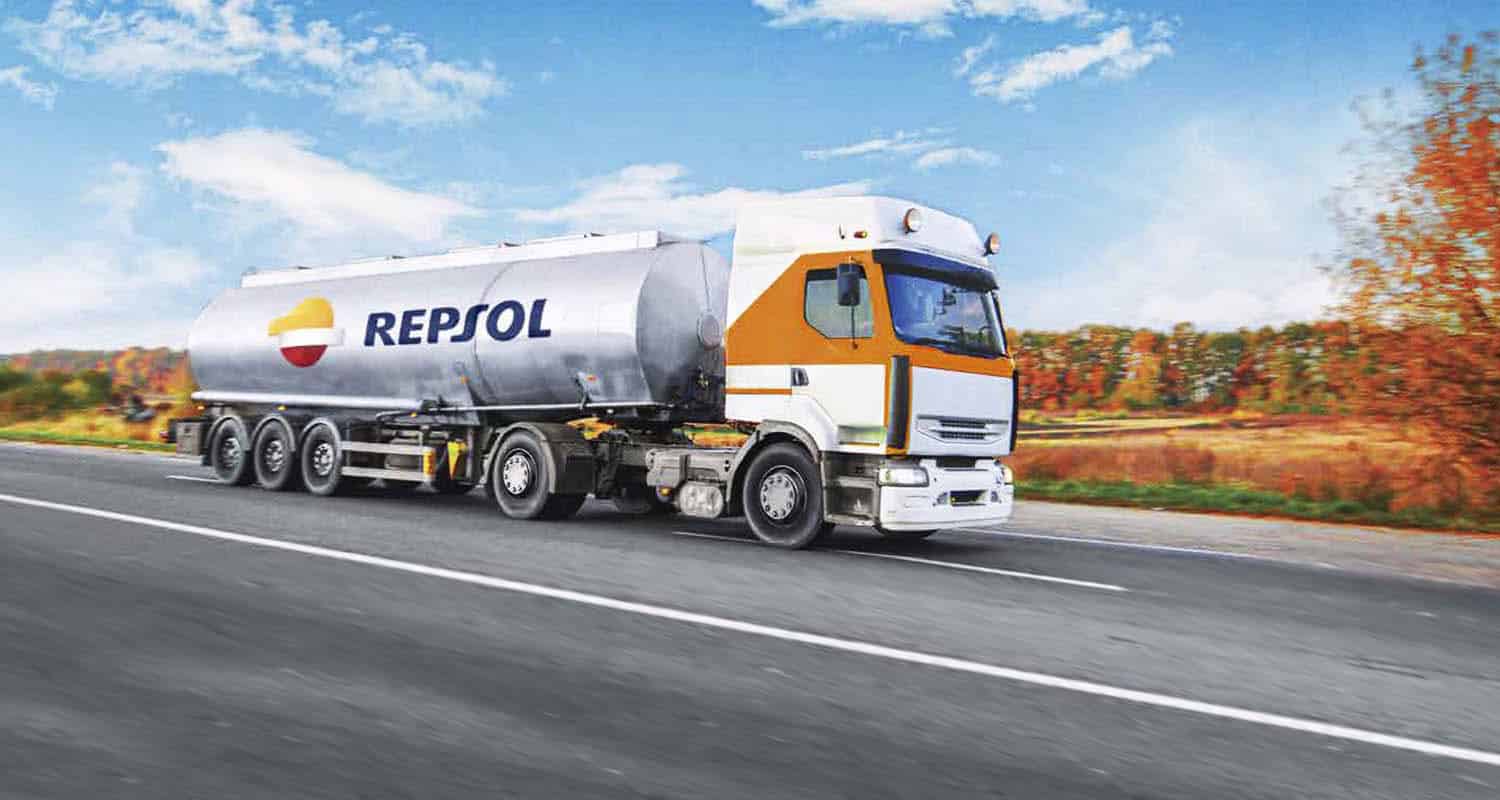 Un camión de Repsol en una carretera de España