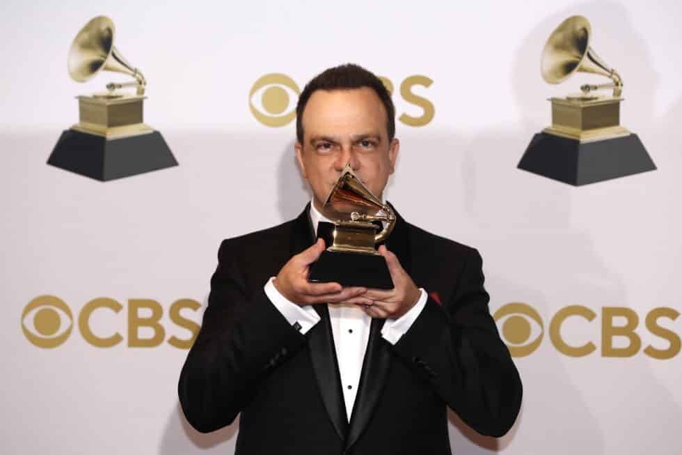 Carlos Rafael Rivera besa su Grammy