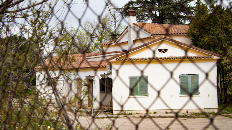 La casa de los guardeses dentro de la finca de los Heraldos del Evangelio en el municipio madrileño de Sevilla la Nueva