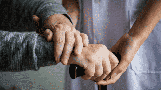Ayuda a la dependencia: ¿qué documentación y requisitos hay que reunir? Por razones de edad, enfermedad o discapacidad, muchas personas precisan de una ayuda o una prestación para garantizar su bienestar. Los ayuntamientos tramitan las solicitudes y ofrecen los servicios a través de empresas sociales como Clece.