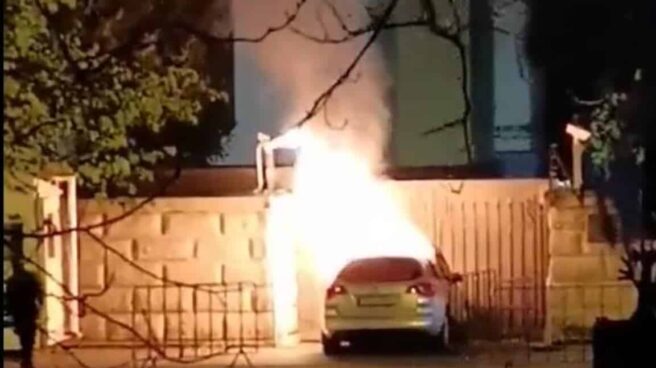 Coche en llamas empotrado en la embajada rusa en Bucarest (Rumanía)